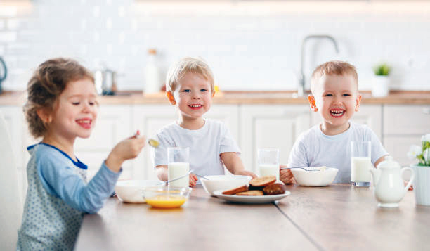 Một bữa sáng kèm sữa sẽ giúp trẻ cải thiện chất lượng tổng thể của chế độ ăn trong ngày và tăng cường lượng hấp thu nhiều chất dinh dưỡng quan trọng.